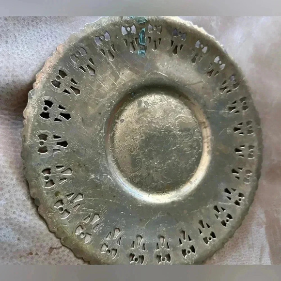 Vintage Brass Plate Decor With Beautiful Engravings Around 9” Around - Picture 4 of 8